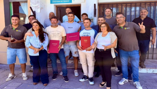 Autoridades del IPAC entregaron libros sociales y contables gratuitos en Lincoln